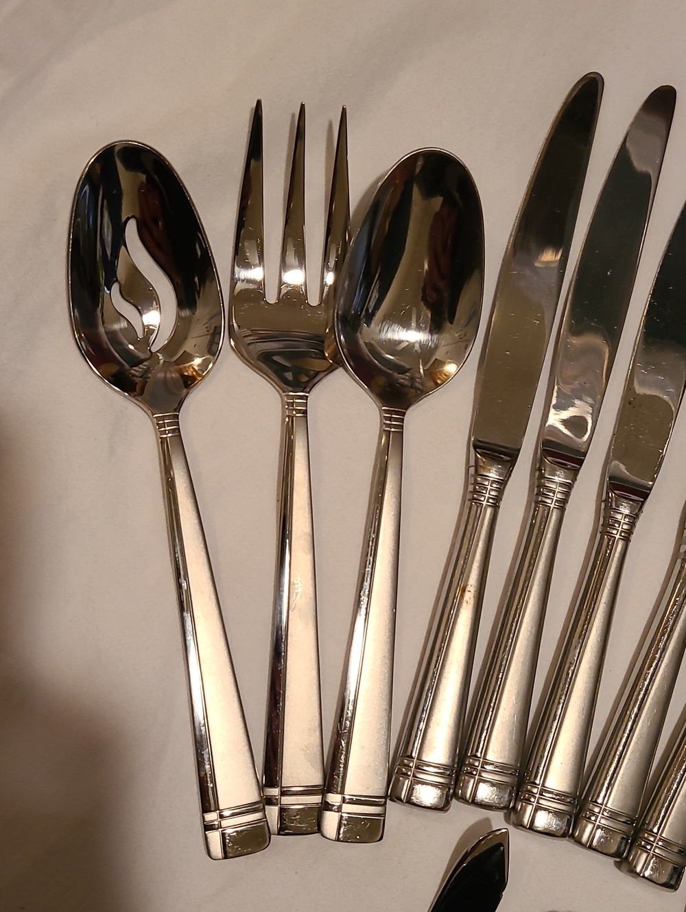 Oneida Amsterdam 18/10 Flatware Silverware Fork Knife Spoon Frosted Accent